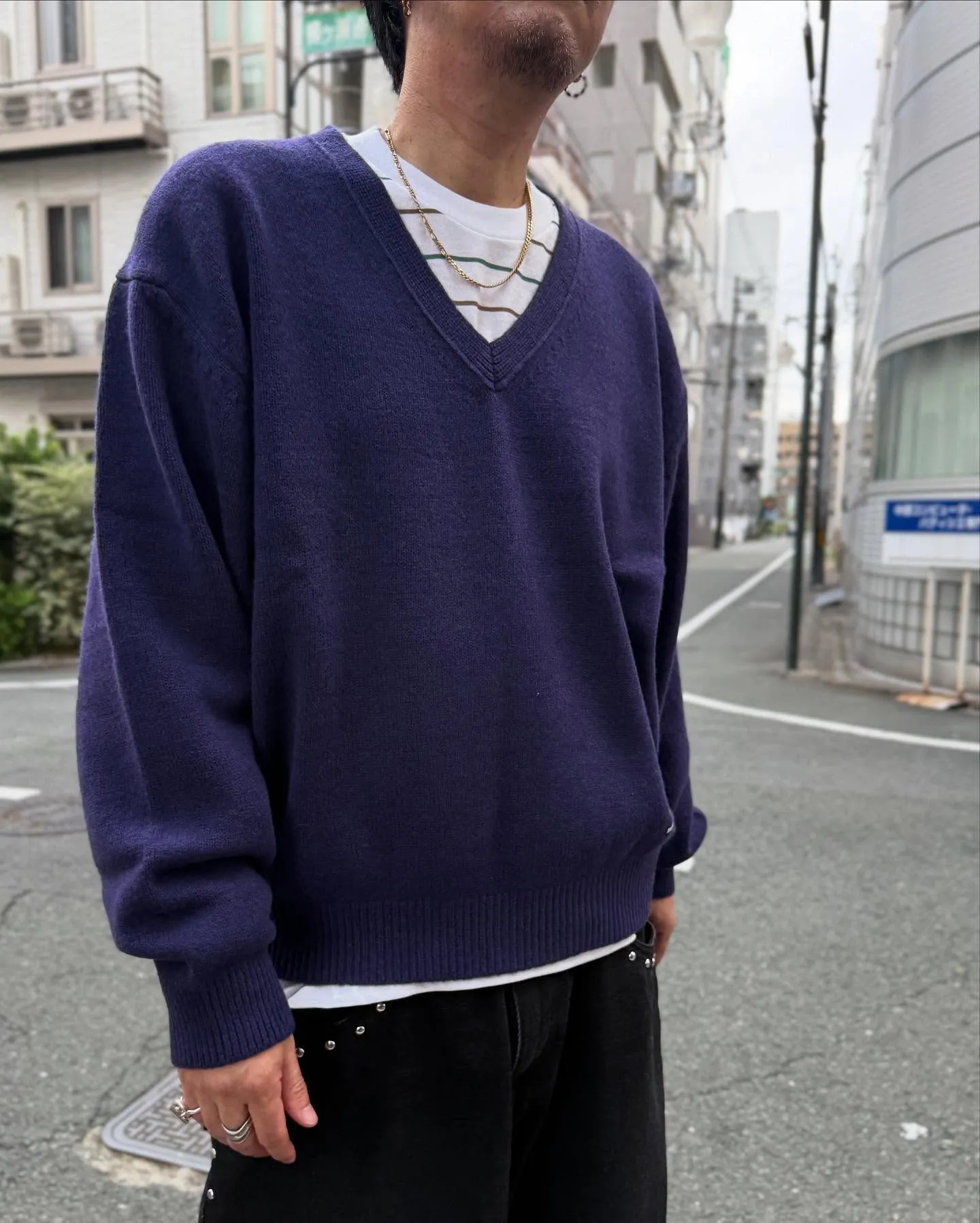 WACKO MARIAのVネックニット。