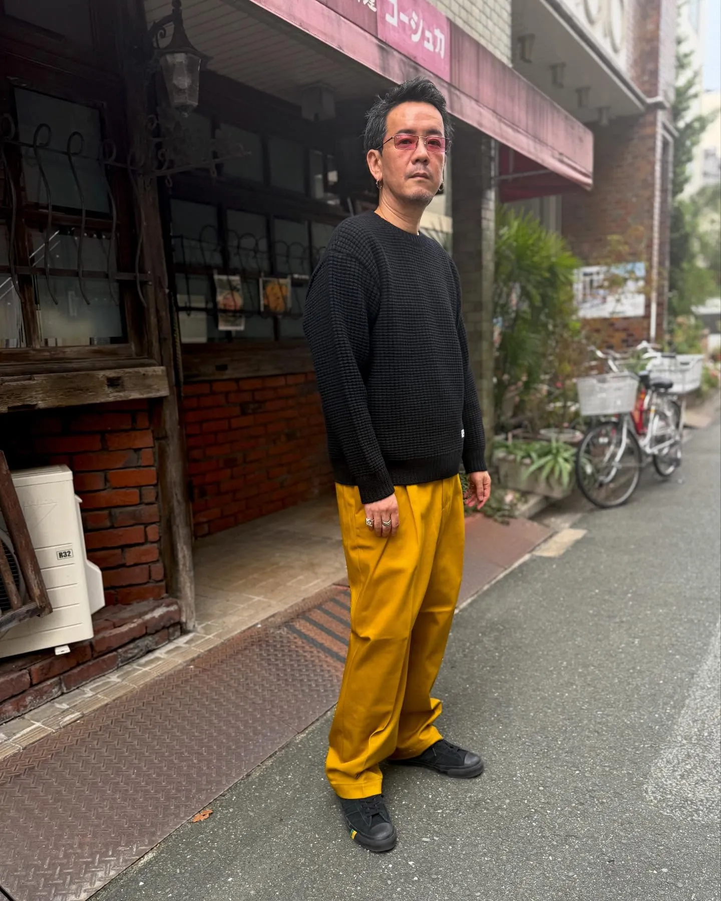 WACKO MARIAのワッフルニットとツータックチノのコー...