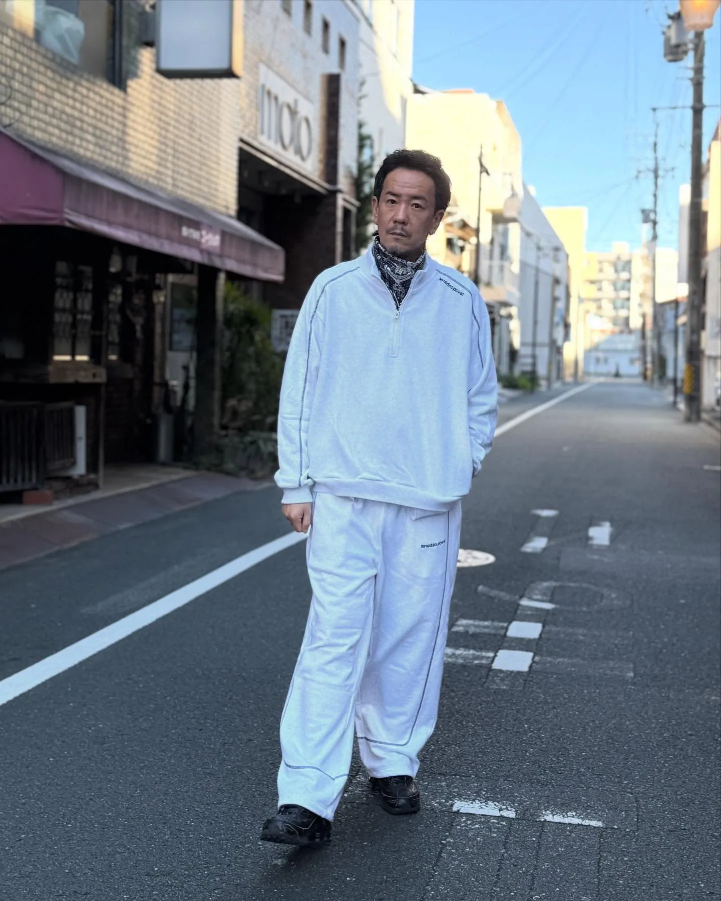 Cabaret Povalのスウェットセットアップ。