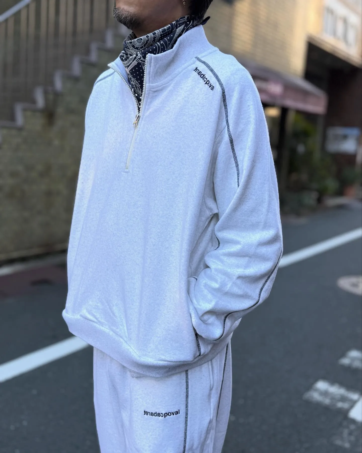 Cabaret Povalのスウェットセットアップ。