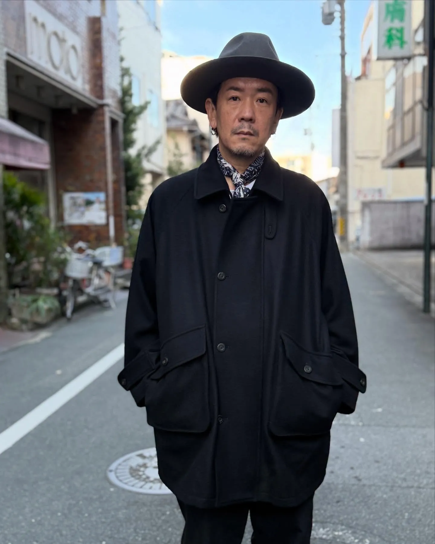 Cabaret Povalのオーバーコート。