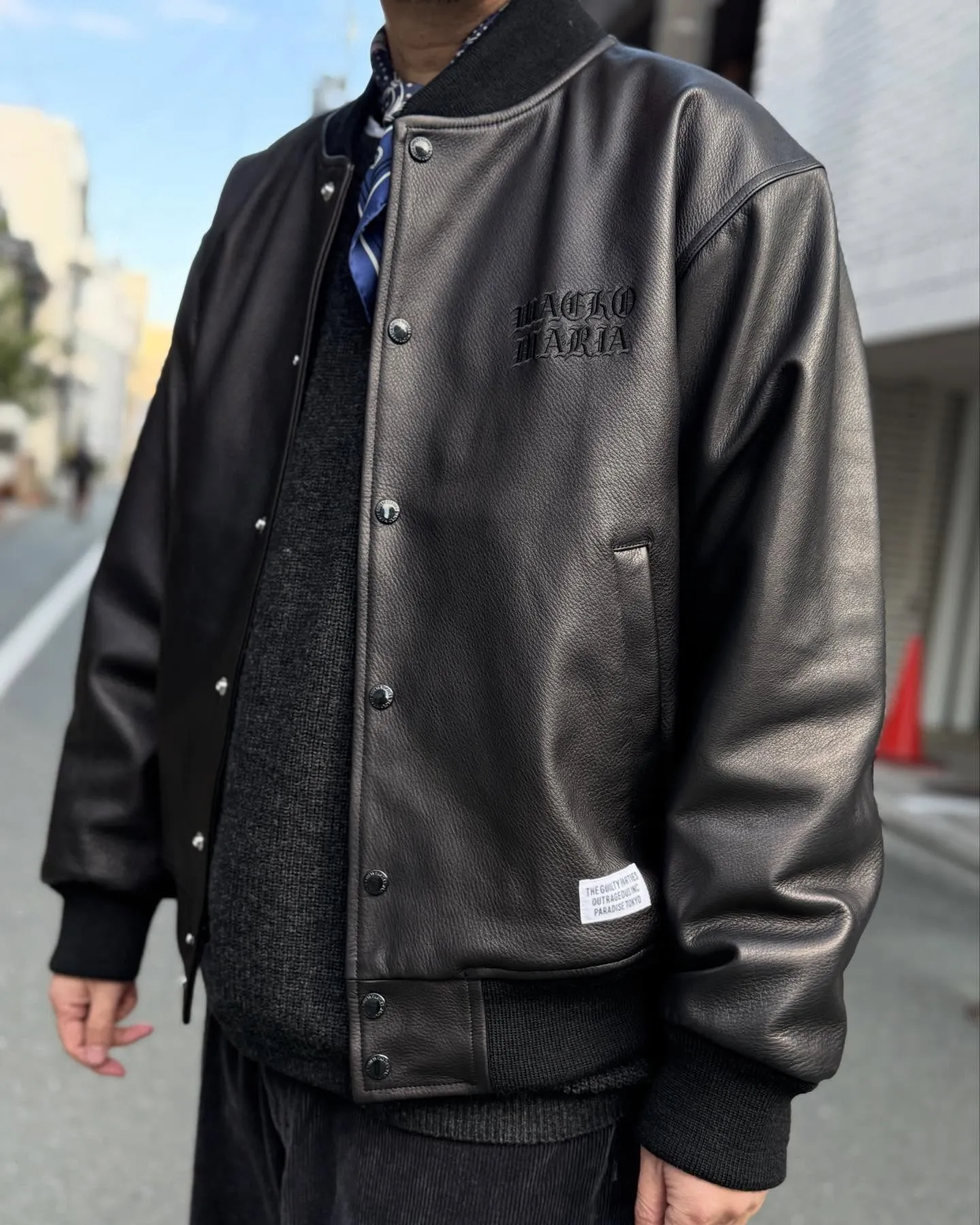WACKO MARIAのレザーのバーシティジャケット。